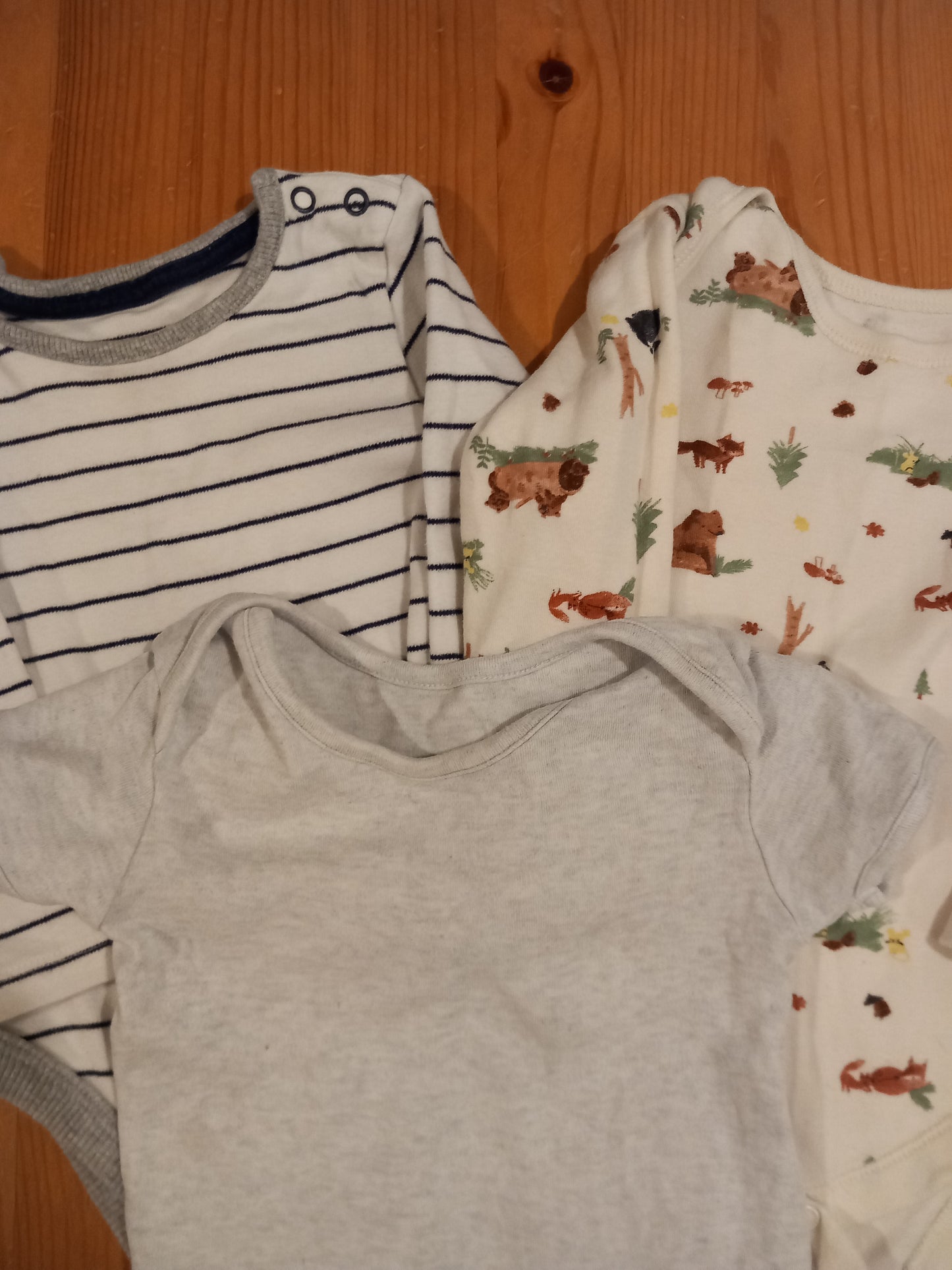 3 x Bodysuits - Unisex 12-18 months - Mixed Brands