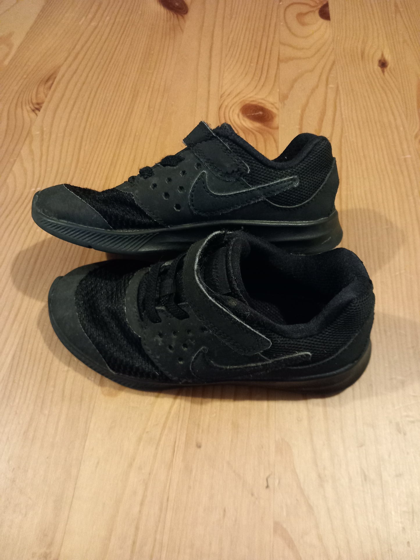 Black Nike Velcro Trainers - Boys Infant Size 9.5 - Nike